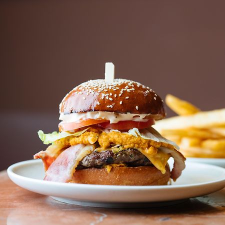 Pan Pacific Perth Ξενοδοχείο Εξωτερικό φωτογραφία A burger with fries