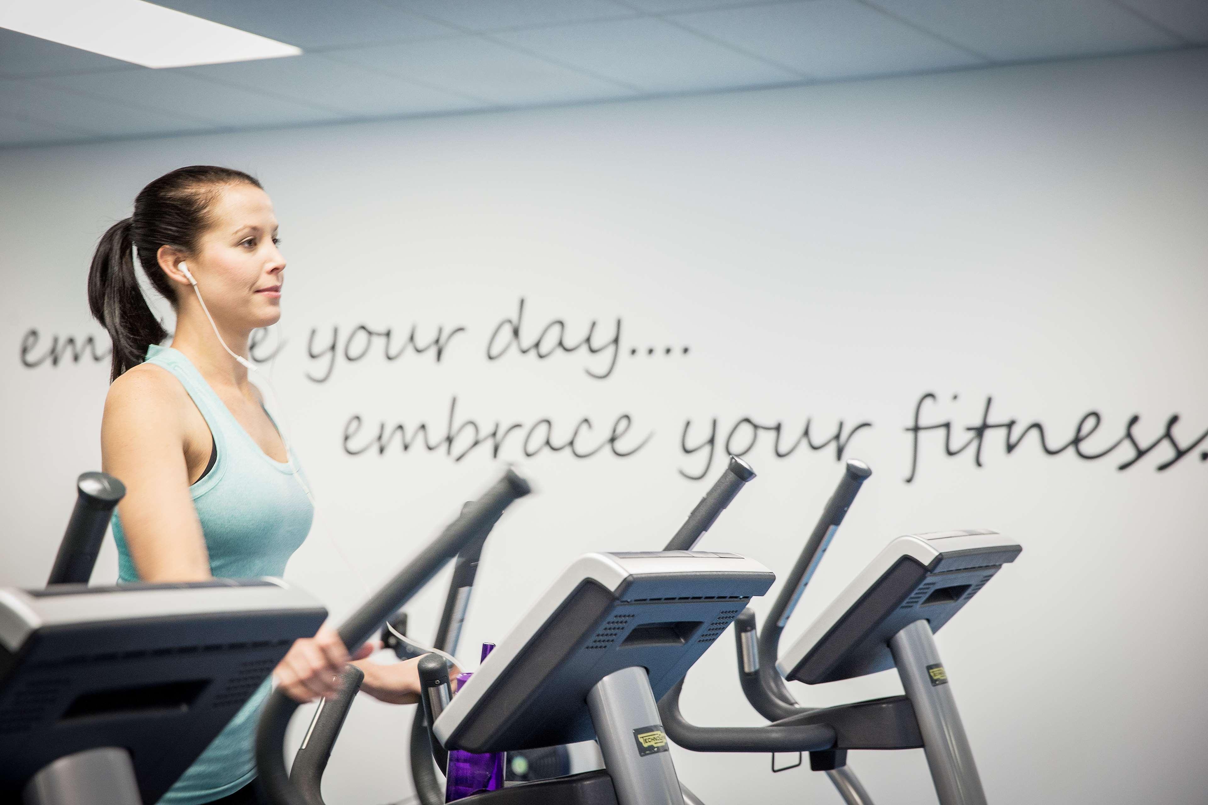 Pan Pacific Perth Ξενοδοχείο Εξωτερικό φωτογραφία A woman on a treadmill